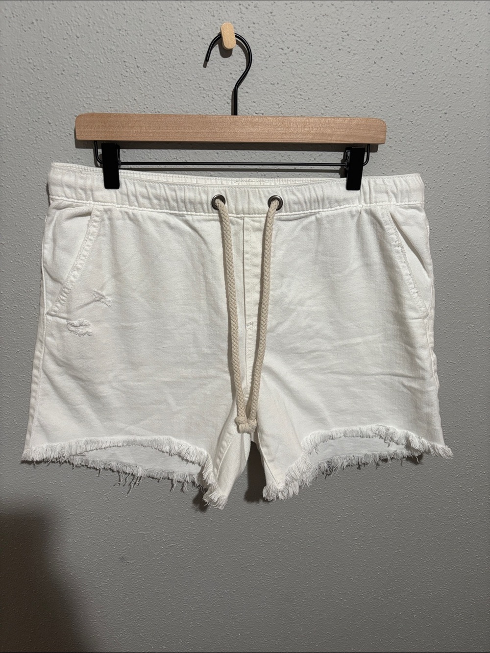 Aerie - Women’s White denim Frayed Hem Shorts (size Large)